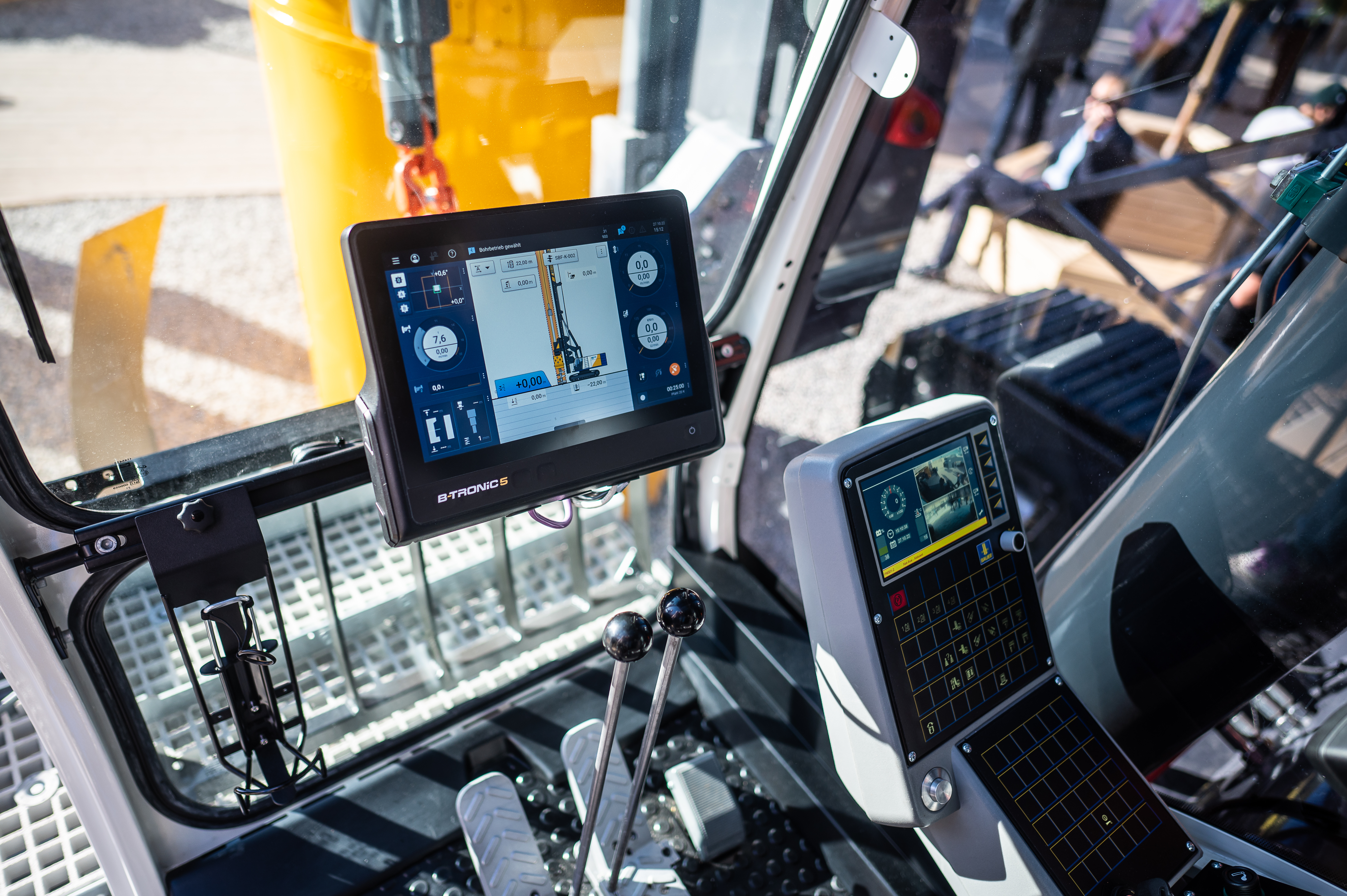 Sensors and data analytics tools in Bauer machines enable real-time data collection and analysis.