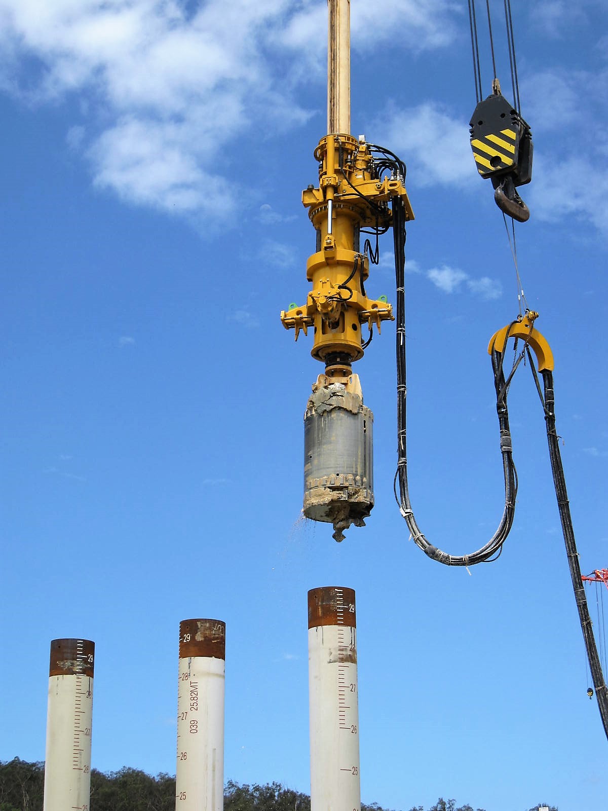 L'engin de forage BAUER Fly Drill est monté sur des tubes d'acier. Il est utilisé lorsque des forages doivent être réalisés pour des fondations offshore sur sol plat à l'aide de la méthode de forage Kelly. La profondeur maximale de forage et d'eau est d'environ 60 m.
