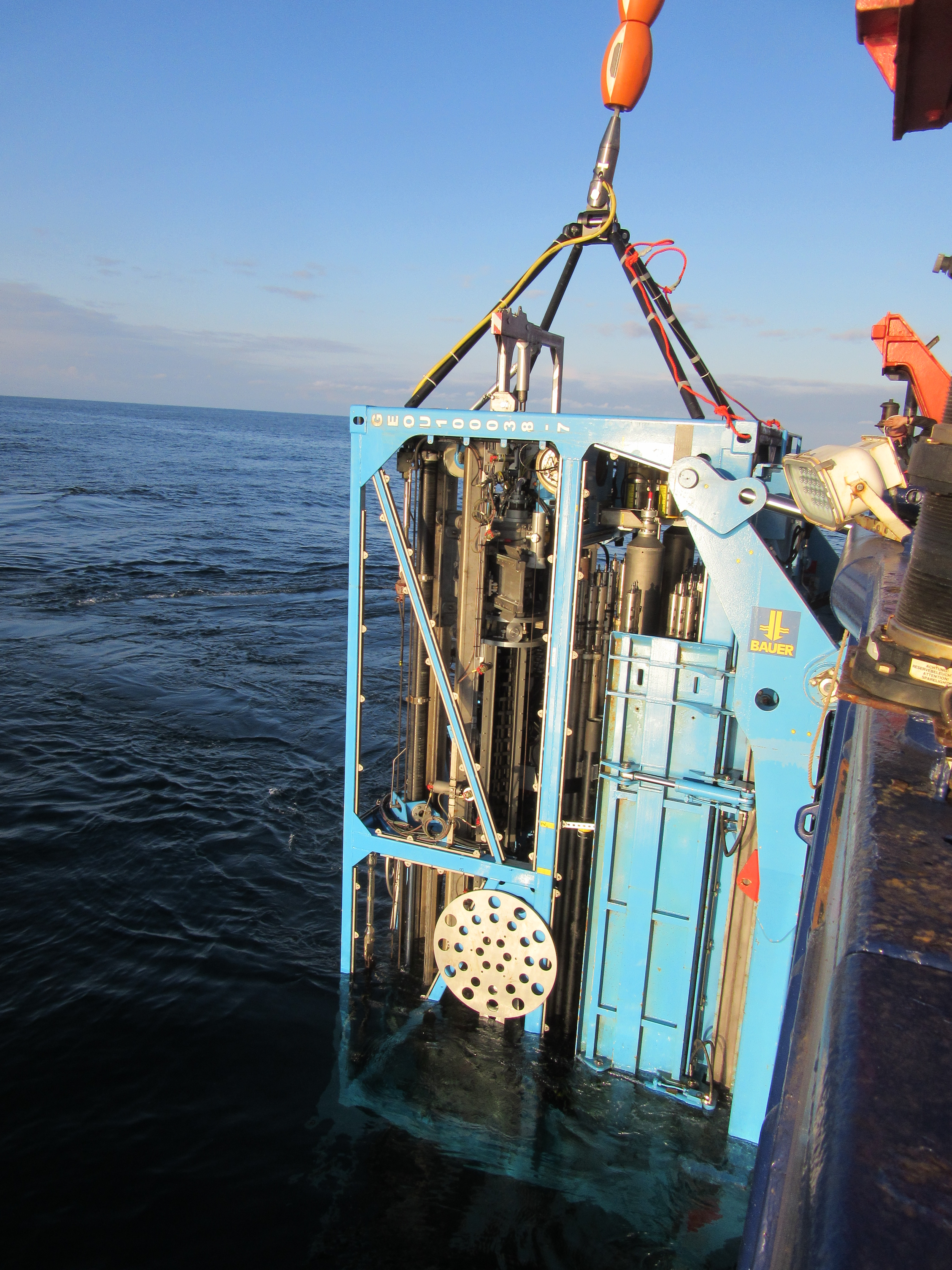 Le MeBo est un dispositif télécommandé spécialisé dans l'exploration des fonds marins. Il effectue des forages d'exploration en haute mer en utilisant la méthode du carottage au câble. Des cas d'utilisation sont, par exemple, la prospection de gisements de sulfures massifs ou d'hydrates de gaz. Le MeBo 200 peut être utilisé à des profondeurs d'eau allant jusqu'à 4 000 m. La profondeur maximale de forage est de 200 m.